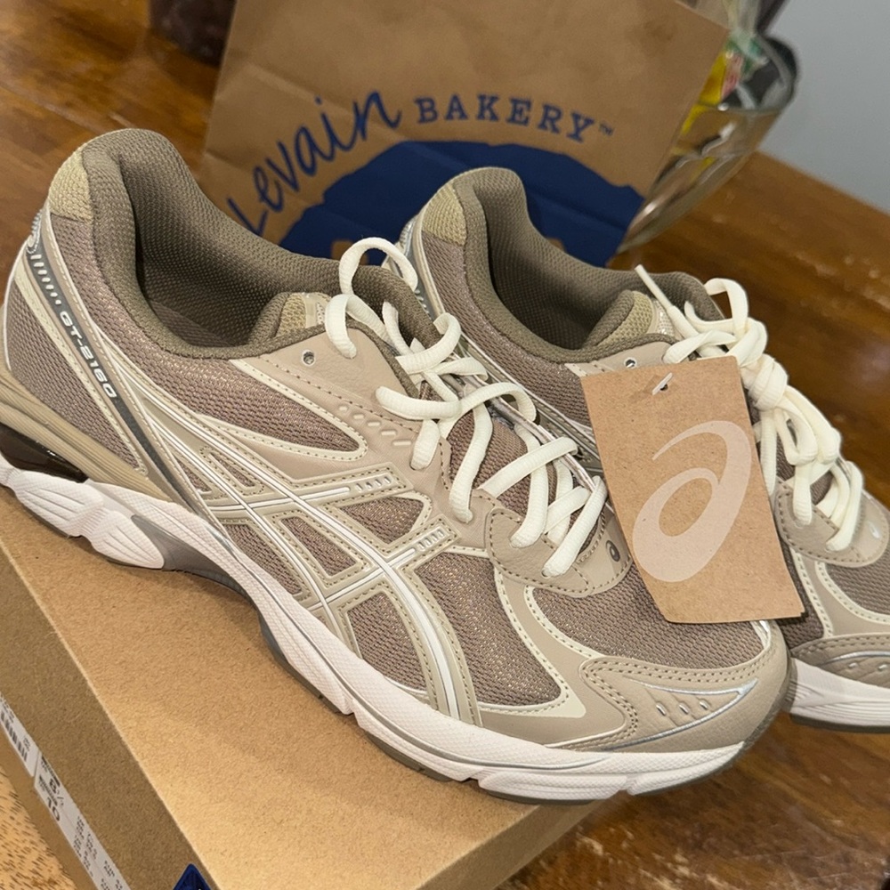 Women’s Oasics sneakers